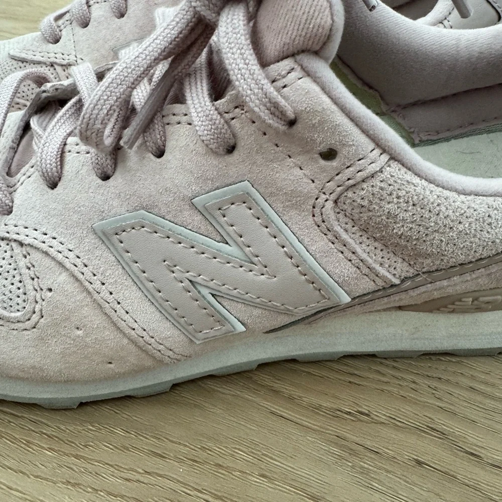 New Balance Women's Light Pink 696 Sneakers Athletic Suede Shoes 9 Everyday